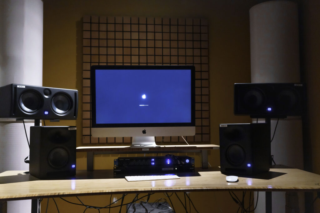 Een computer en geluidsinstallatie in Studio A van 2020 Studios
